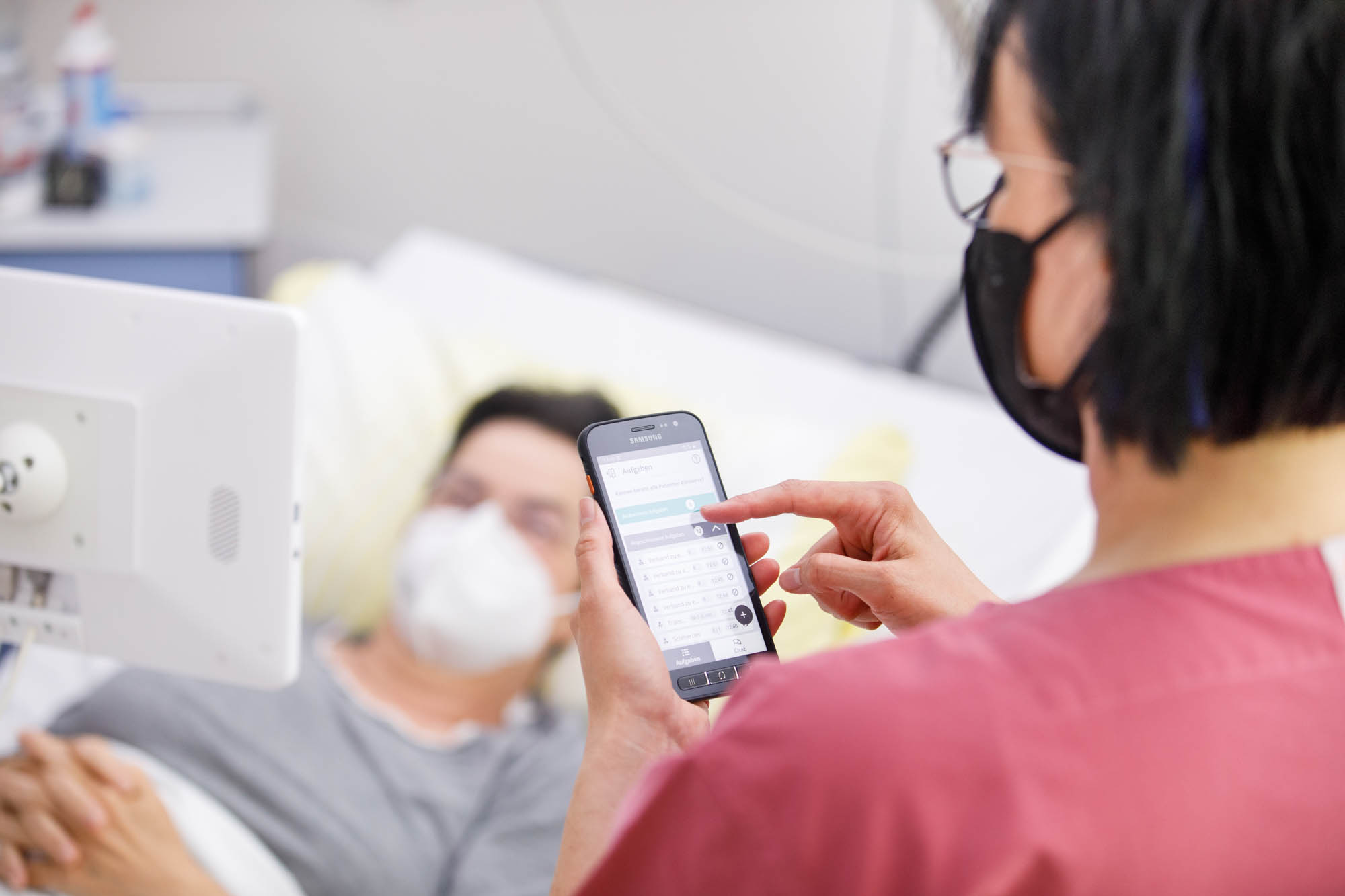 ConnectedCare Referenzen l Pflegekraft im Krankenhaus nutzt den Digitalen Serviceruf auf Smartphone
