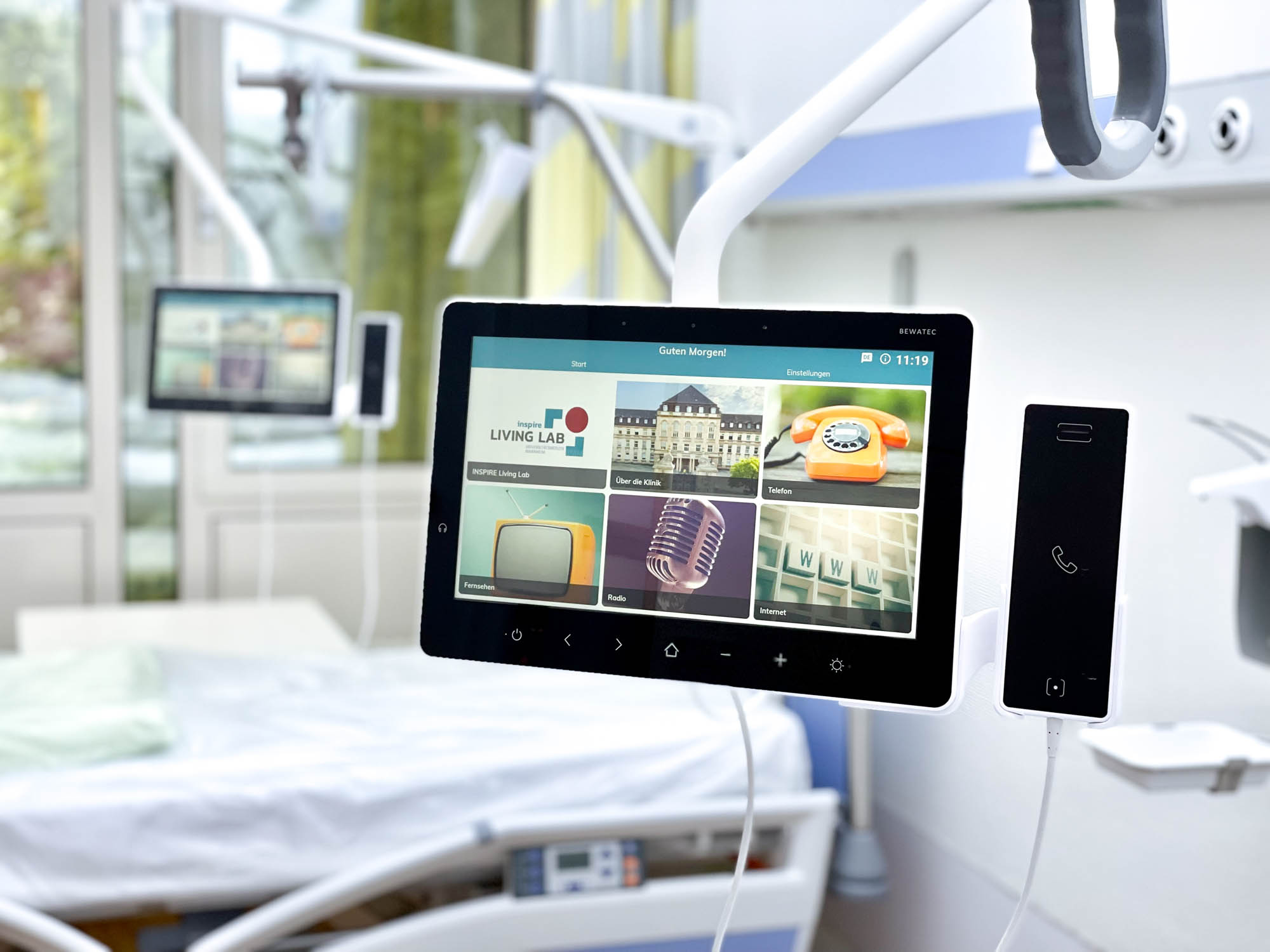 ConnectedCare Referenzen l ConnectedCare Tablet am Patientenbett mit ConnectedCare Plattform auf Monitor