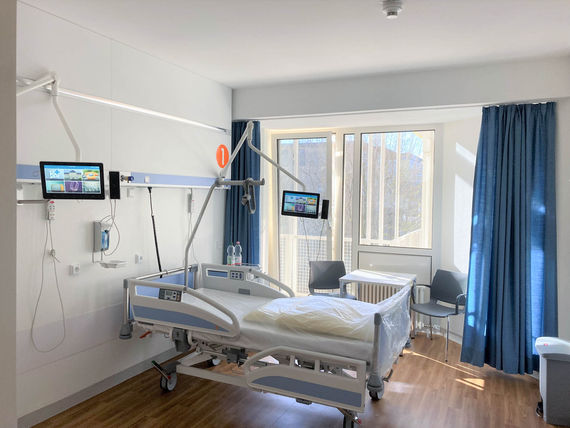 ConnectedCare Referenzen l Krankenhauszimmer im INSPIRE Living Lab mit ConnectedCare Tablets und Halterung