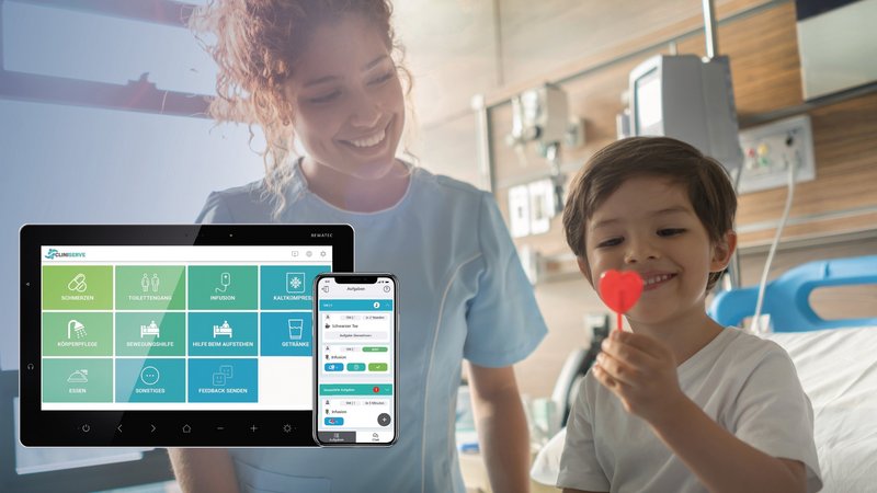 Lächelnde Pflegerin und lächelnder Junge mit Herz-Lolli im Krankenhausbett. Im Vordergrund: CLINISERVE Digitaler Serviceruf auf ConnectedCare Tablet und Smartphone.