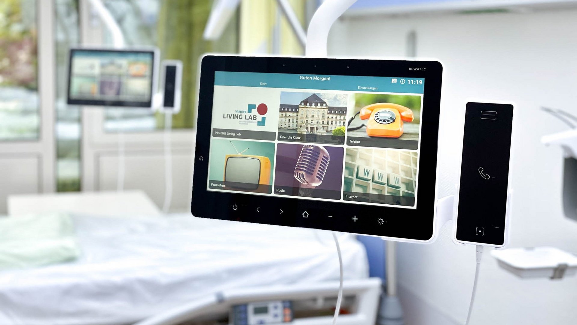 ConnectedCare Referenzen l ConnectedCare Tablet am Patientenbett mit ConnectedCare Plattform auf Monitor