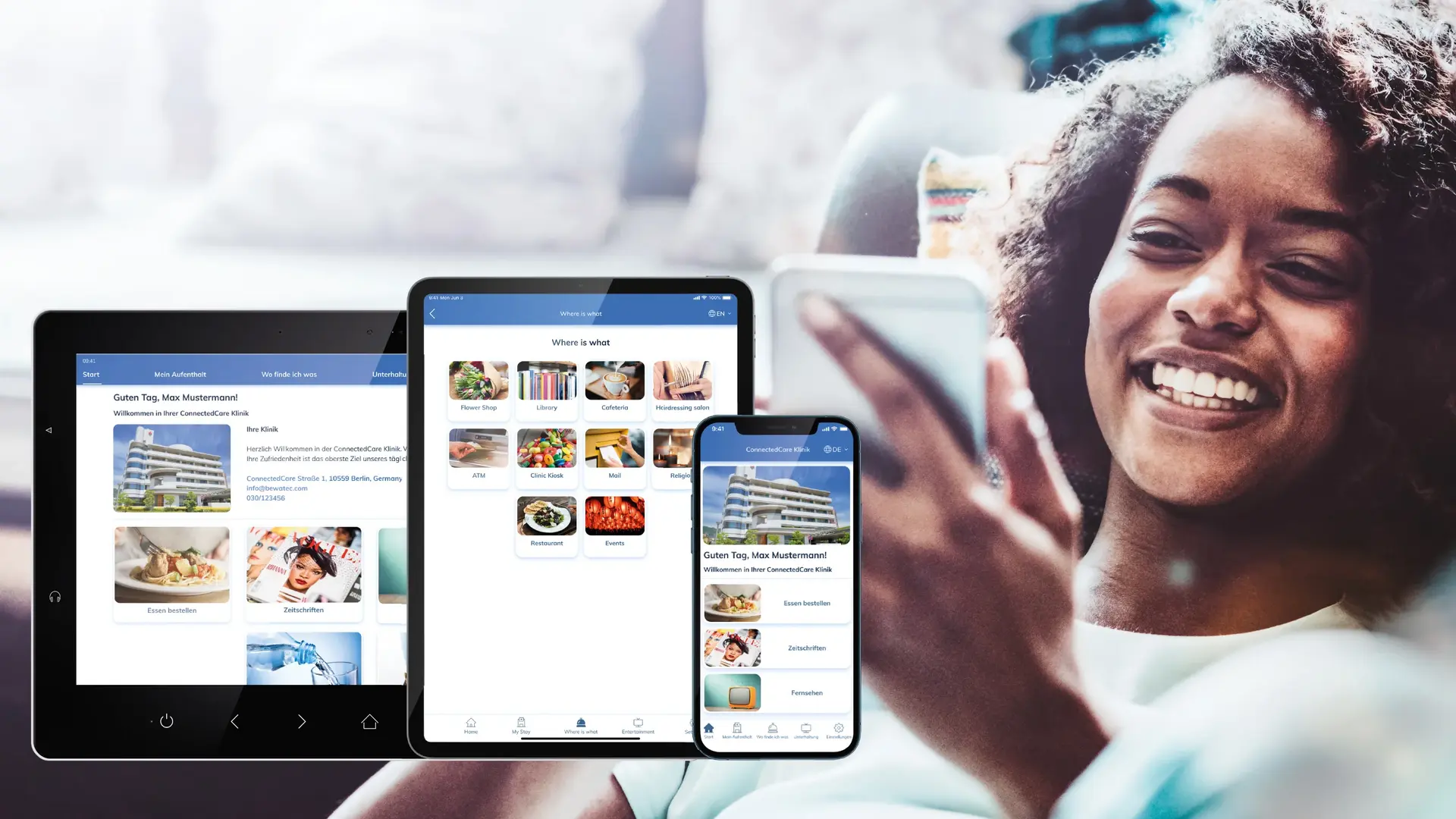 Junge Frau auf Sofa schaut lächelnd auf Smartphone. Im Vordergrund: Screenshots von ConnectedCare auf ConnectedCare Tablet, iPad und Smartphone.
