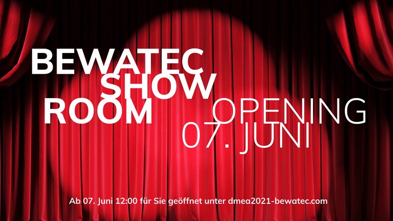 Roter Vorhang mit Schrift: ConnectedCare Showroom, Opening 7. Juni.